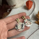 Kolczyki okrągłe kwiatuszki biel - obrazek 3