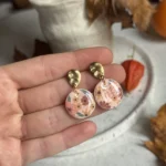 Kolczyki okrągłe kwiatuszki brąz - obrazek 2