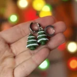 Kolczyki choinki pokryte śniegiem