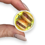 Pin BURGER na talerzu