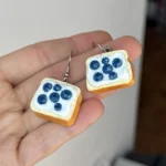 Kolczyki tost z kremem i jagodami - obrazek 3